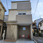 ★新価格！〈ハイライフ近鉄久津川駅東新築住宅〉☆近鉄久津川駅徒歩2分の好立地！〈交通・買物全て便利〉☆※駐車2台可（1BOX＋軽）☆広々リビング16帖・3LDK☆オール電化住宅・バルコニー2ヶ所